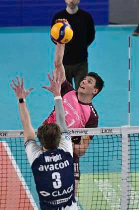 GER; 1.VBL, SVG Lueneburg vs Energiequelle Netzhoppers KW 12.01.2025, LKH Arena, Lueneburg, GER; 1. VBL, SVG Lueneburg vs Energiequelle Netzhoppers KW im Bild Michael Wright (Lueneburg 03) versucht sich gegen Theo Timmermann (Koenig Wusterhausen 11) durchzusetzen