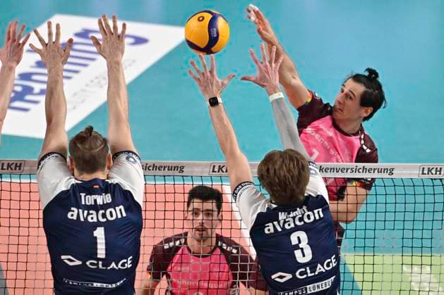 GER; 1.VBL, SVG Lueneburg vs Energiequelle Netzhoppers KW 12.01.2025, LKH Arena, Lueneburg, GER; 1. VBL, SVG Lueneburg vs Energiequelle Netzhoppers KW im Bild Simon Torwie (Lueneburg 01) und Michael Wright (Lueneburg 03) versuchen sich gegen Linus Jonas Engelmann (Koenig Wusterhausen 10) durchzusetzen