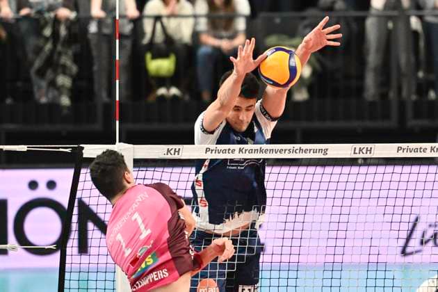 GER; 1.VBL, SVG Lueneburg vs Energiequelle Netzhoppers KW 12.01.2025, LKH Arena, Lueneburg, GER; 1. VBL, SVG Lueneburg vs Energiequelle Netzhoppers KW im Bild Xander Ketrzynski (Lueneburg 11) versucht sich gegen Theo Timmermann (Koenig Wusterhausen 11) durchzusetzen
