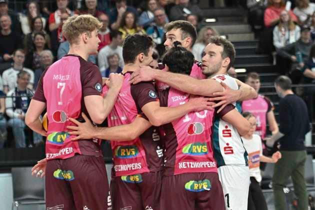 GER; 1.VBL, SVG Lueneburg vs Energiequelle Netzhoppers KW 12.01.2025, LKH Arena, Lueneburg, GER; 1. VBL, SVG Lueneburg vs Energiequelle Netzhoppers KW im Bild die Mannschaft aus Koenig Wusterhausen jubelt