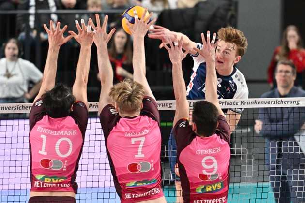 GER; 1.VBL, SVG Lueneburg vs Energiequelle Netzhoppers KW 12.01.2025, LKH Arena, Lueneburg, GER; 1. VBL, SVG Lueneburg vs Energiequelle Netzhoppers KW im Bild Oskar Espeland (Lueneburg 09) versucht sich gegen Linus Jonas Engelmann (Koenig Wusterhausen 10), Carl Moeller (Möller Koenig Wusterhausen 07) und Hannes Gerken (Koenig Wusterhausen 09) durchzusetzen
