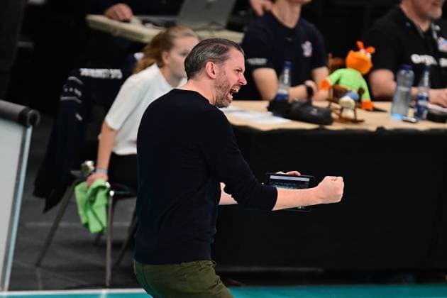 Volleyball I Herren I Saison 2024-2025 I Bundesliga I 16. Spieltag I SVG Lüneburg - Energiequelle Netzhoppers I 12.1.2025 Jubel, Begeisterung, Enthusiasmus, Euphorie, Freude, Glücksgefühl, Heiterkeit bei: Liam James Sketcher, Headcoach (Energiequelle Netzhoppers KW-Bestensee) Lüneburg LKH Arena Niedersachsen Deutschland Copyright: xLobeca AndreasxHannigx