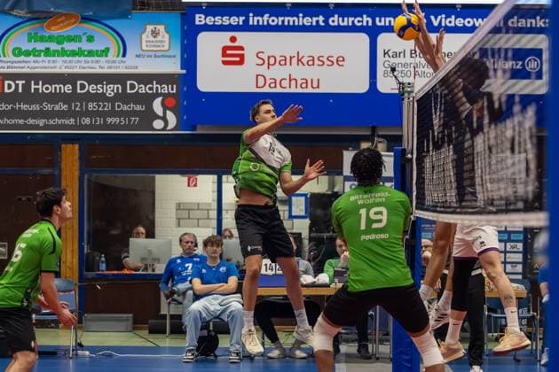 Thomas Heptinstall (VC Bitterfeld-Wolfen, 12) am Netz, mit Endriel Alberto Pedroso Garriga (VC Bitterfeld-Wolfen, 19), GER, ASV Dachau vs. VC Bitterfeld-Wolfen, Volleyball, 1. Bundesliga, 14. Spieltag, Saison 2024 2025, 12.01.2025, GER, ASV Dachau vs. VC Bitterfeld-Wolfen, Volleyball, 1. Bundesliga, 14. Spieltag, Saison 2024 2025, 12.01.2025 Dachau Copyright: xEibner-Pressefoto JennixMaulx EP_JML