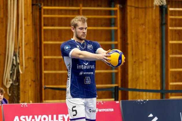 Simon Gallas (ASV Dachau, 05) mit Ball in der Hand vor dem Aufschlag, GER, ASV Dachau vs. VC Bitterfeld-Wolfen, Volleyball, 1. Bundesliga, 14. Spieltag, Saison 2024 2025, 12.01.2025, GER, ASV Dachau vs. VC Bitterfeld-Wolfen, Volleyball, 1. Bundesliga, 14. Spieltag, Saison 2024 2025, 12.01.2025 Dachau Copyright: xEibner-Pressefoto JennixMaulx EP_JML