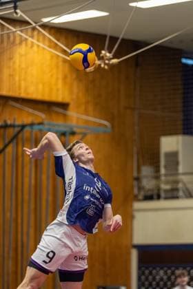 Matthew Slivinksi (ASV Dachau, 09) beim Aufschlag, GER, ASV Dachau vs. VC Bitterfeld-Wolfen, Volleyball, 1. Bundesliga, 14. Spieltag, Saison 2024 2025, 12.01.2025, GER, ASV Dachau vs. VC Bitterfeld-Wolfen, Volleyball, 1. Bundesliga, 14. Spieltag, Saison 2024 2025, 12.01.2025 Dachau Copyright: xEibner-Pressefoto JennixMaulx EP_JML
