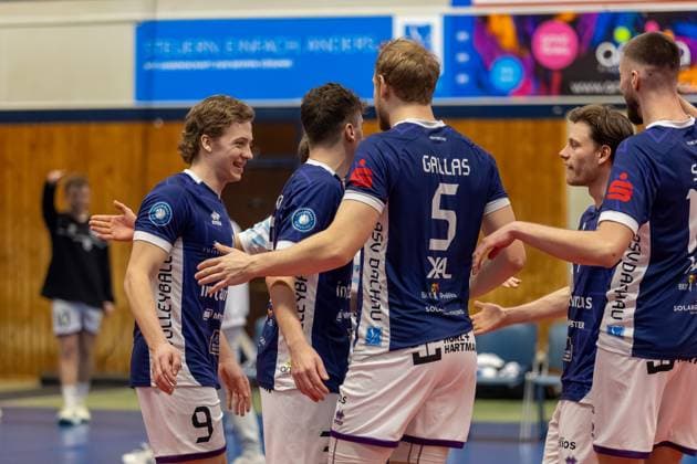 Jubel nach Punktgewinn durch Matthew Slivinksi (ASV Dachau, 09), mit Simon Gallas (ASV Dachau, 05) und Fabian Suck (ASV Dachau, 15), GER, ASV Dachau vs. VC Bitterfeld-Wolfen, Volleyball, 1. Bundesliga, 14. Spieltag, Saison 2024 2025, 12.01.2025, GER, ASV Dachau vs. VC Bitterfeld-Wolfen, Volleyball, 1. Bundesliga, 14. Spieltag, Saison 2024 2025, 12.01.2025 Dachau Copyright: xEibner-Pressefoto JennixMaulx EP_JML