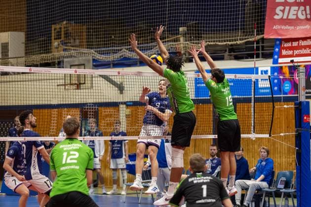 Matthew Slivinksi (ASV Dachau, 09) am Netz mit Endriel Alberto Pedroso Garriga (VC Bitterfeld-Wolfen, 19) und Lukas Salimi (VC Bitterfeld-Wolfen, 15), GER, ASV Dachau vs. VC Bitterfeld-Wolfen, Volleyball, 1. Bundesliga, 14. Spieltag, Saison 2024 2025, 12.01.2025, GER, ASV Dachau vs. VC Bitterfeld-Wolfen, Volleyball, 1. Bundesliga, 14. Spieltag, Saison 2024 2025, 12.01.2025 Dachau Copyright: xEibner-Pressefoto JennixMaulx EP_JML