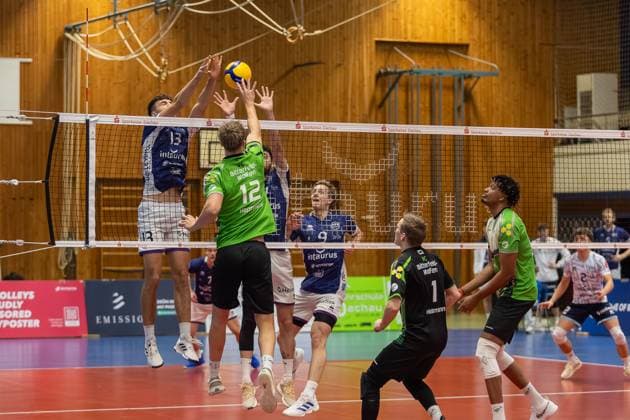 Thomas Heptinstall (VC Bitterfeld-Wolfen, 12) am Netz mit Ball, mit Michael Hassmann (VC Bitterfeld-Wolfen, 01) und Matthew Slivinksi (ASV Dachau, 09) und Niklas Uhl (ASV Dachau, 13), GER, ASV Dachau vs. VC Bitterfeld-Wolfen, Volleyball, 1. Bundesliga, 14. Spieltag, Saison 2024 2025, 12.01.2025, GER, ASV Dachau vs. VC Bitterfeld-Wolfen, Volleyball, 1. Bundesliga, 14. Spieltag, Saison 2024 2025, 12.01.2025 Dachau Copyright: xEibner-Pressefoto JennixMaulx EP_JML