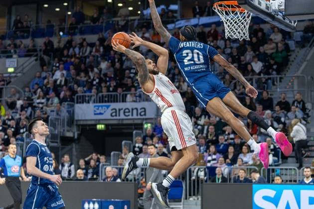 Bilder des Jahres 2025, Sport 01 Januar Sport Themen der Woche KW02 Sport Bilder des Tages Michael Weathers (MLP Academics Heidelberg, 20), Elias Harris (FC Bayern Basketball, 20), Flug, Fliegen, Wurf, Action, MLP Academics Heidelberg vs. FC Bayern Basketball, Basketball, Easy Credit BBL, Easy Credit Basketball Bundesliga, 14. Spieltag, Saison 2024 2025, 12.01.2025, MLP Academics Heidelberg vs. FC Bayern Basketball, Basketball, Easy Credit BBL, Easy Credit Basketball Bundesliga, 14. Spieltag, Saison 2024 2025, 12.01.2025, Foto: Eibner-Pressefoto Lena und Christina Wessely Mannheim *** Michael Weathers MLP Academics Heidelberg, 20 , Elias Harris FC Bayern Basketball, 20 , Flight, Flying, Throw, Action, MLP Academics Heidelberg vs FC Bayern Basketball, Basketball, Easy Credit BBL, Easy Credit Basketball Bundesliga, 14 Matchday, Season 2024 2025, 12 01 2025, MLP Academics Heidelberg vs FC Bayern Basketball, Basketball, Easy Credit BBL, Easy Credit Basketball Bundesliga, 14 Matchday, Season 2024 2025, 12 01 2025, Photo Eibner Pressefoto Lena und Christina Wessely Mannheim Copyright: xEibner-Pressefotox EP_LCW