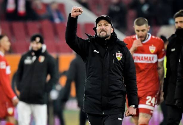 Sport Themen der Woche KW02 Sport Bilder des Tages 12.01.2025, xemx, Fussball 1.Bundesliga, FC Augsburg - VfB Stuttgart emspor, v.l. Mannschaft, Spieler, jubeln nach Spielende, celebrate at the end of the match Cheftrainer Sebastian Hoeness (VfB Stuttgart) mit der Faust (DFL DFB REGULATIONS PROHIBIT ANY USE OF PHOTOGRAPHS as IMAGE SEQUENCES and or QUASI-VIDEO) Augsburg