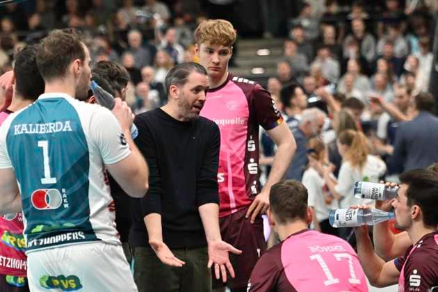 GER; 1.VBL, SVG Lueneburg vs Energiequelle Netzhoppers KW 12.01.2025, LKH Arena, Lueneburg, GER; 1. VBL, SVG Lueneburg vs Energiequelle Netzhoppers KW im Bild Trainer Liam James Sketcher (Koenig Wusterhausen) spricht mit seiner Mannschaft nordphotoxGmbH xWitke nph00002