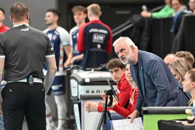 GER; 1.VBL, SVG Lueneburg vs Energiequelle Netzhoppers KW 12.01.2025, LKH Arena, Lueneburg, GER; 1. VBL, SVG Lueneburg vs Energiequelle Netzhoppers KW im Bild Co-Trainer Bernd Schlesinger (Lueneburg) hat eine Auseinandersetzung mit dem Schiedsrichter