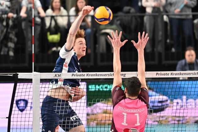 GER; 1.VBL, SVG Lueneburg vs Energiequelle Netzhoppers KW 12.01.2025, LKH Arena, Lueneburg, GER; 1. VBL, SVG Lueneburg vs Energiequelle Netzhoppers KW im Bild Oskar Espeland (Lueneburg 09) versucht sich gegen Theo Timmermann (Koenig Wusterhausen 04) durchzusetzen