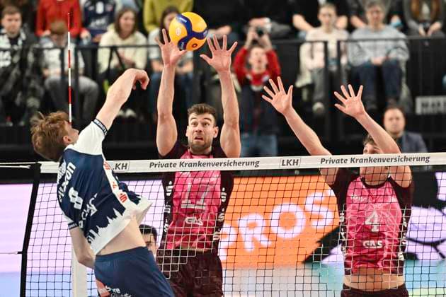 GER; 1.VBL, SVG Lueneburg vs Energiequelle Netzhoppers KW 12.01.2025, LKH Arena, Lueneburg, GER; 1. VBL, SVG Lueneburg vs Energiequelle Netzhoppers KW im Bild Oskar Espeland (Lueneburg 09) versucht sich gegen Yann Niclas Boehme (Böhme Koenig Wusterhausen 17) und Odin Gnilitza (Koenig Wusterhausen 04) durchzusetzen