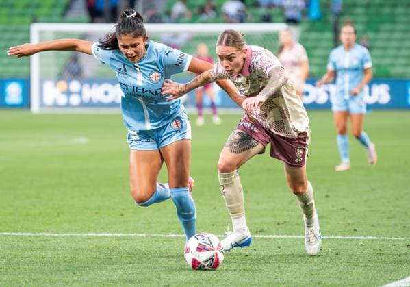 Melbourne City FC Vs Brisbane Roar FC in Melbourne, Australia - 11 Jan 2025 Melbourne City s Alexia Apostolakis (L) and Brisbane Roar s Sharn Freier (R) seen in action during the A-League Women 2024 round 11 between Melbourne City FC and Brisbane Roar FC at AAMI Park. Final score: Melbourne City 2:0 Brisbane Roar Melbourne Australia Copyright: xOlivierxRachonx xSOPAxImagesx ALW-City-Roar-68269-olivierrachon