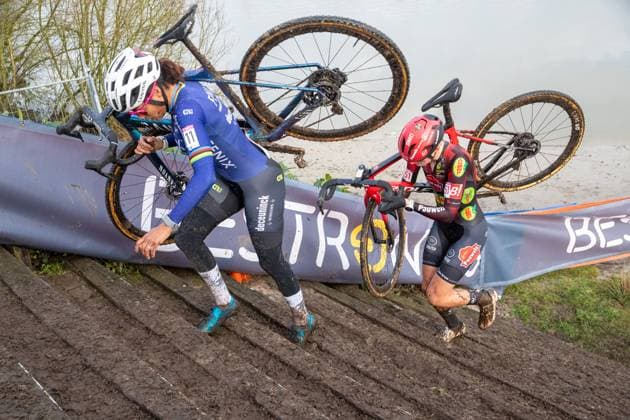 NK Cyclocross Oisterwijk Vrouwen Oisterwijk (NED), CYCLOCROSS, JANUARY 12 Ceylin Alvarado, Leonie Bentveld Gefotografeerd tijdens het Nederlands Kampioenschap veldrijden in Oisterwijk Content not available for redistribution in The Netherlands directly or indirectly through any third parties. Copyright: xSportfotoxPhotoagencyx
