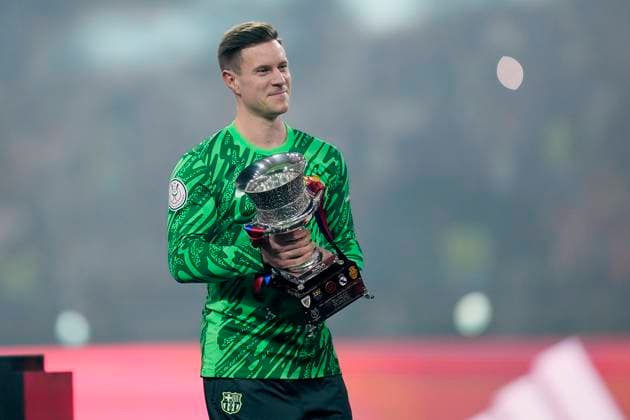 Real Madrid v FC Barcelona, Barca Spanish Super Cup Marc-Andre ter Stegen goalkeeper of Barcelona and Germany lifts the trophy after winning with his team during the Spanish Super Cup final match between Real Madrid and FC Barcelona at King Abdullah Sports City on January 12, 2025 in Jeddah, Saudi Arabia. Jeddah Saudi Arabia  Copyright: xJosexBretonx originalFilename:bretonhernandez-realmadr250113_npNfJ.jpg