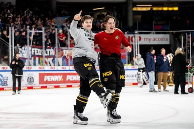 Bilder des Jahres 2025, Sport 01 Januar Sport Themen der Woche KW02 Sport Bilder des Tages 12.01.2025 - Eishockey - Saison 2024 2025 - Penny DEL - Nürnberg Ice Tigers Icetigers - Adler Mannheim - ThHa - xthxhax - Jeremy McKenna (91, Nürnberg Ice Tigers, NIT ) Owen Headrick (47, Nürnberg Ice Tigers, NIT ) Jubel, Freude *** 12 01 2025 Ice field hockey season 2024 2025 Penny DEL Nuremberg Ice Tigers Icetigers Adler Mannheim ThHa xthxhax Jeremy McKenna 91, Nuremberg Ice Tigers, NIT Owen Headrick 47, Nuremberg Ice Tigers, NIT Cheers, joy