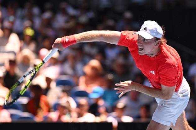TENNIS AUSTRALIAN OPEN, Alex Michelsen of USA serves during his round 1 match against Stefanos Tsitsipas of Greece during the 2025 Australian Open at Melbourne Park in Melbourne, Monday, January 13, 2025. ( NO ARCHIVING, EDITORIAL USE ONLY, NO USE IN BOOKS WITHOUT CONSENT MELBOURNE VICTORIA AUSTRALIA  Copyright: xJAMESxROSSx 20250113175293473399