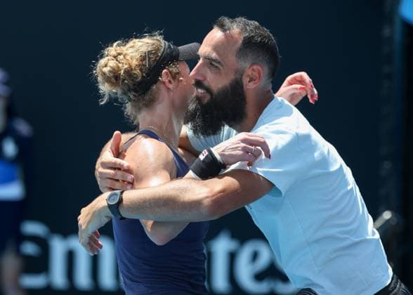 Freund und Trainer Antonio Zucca gratuliert der Siegerin Laura Siegemund, Emotion, Australian Open 2024, Melbourne Park, Melbourne, Victoria, Australia. Copyright: xJuergenxHasenkopfx