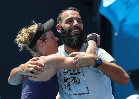 Freund und Trainer Antonio Zucca gratuliert der Siegerin Laura Siegemund, Emotion, Australian Open 2024, Melbourne Park, Melbourne, Victoria, Australia. Copyright: xJuergenxHasenkopfx