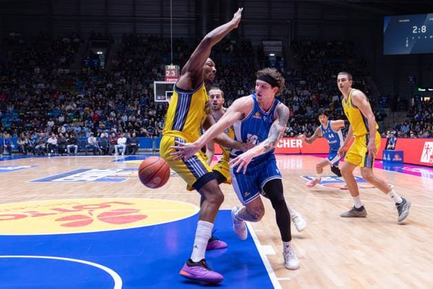 Frankfurt Skyliners - Alba Berlin, easy-Credit BBL Booker Coplin (Frankfurt Skyliners, 6) passt den Ball vorbei an David McCormack (Alba Berlin, 33) unter den Korb. easyCredit-BBL-Spiel zwischen den Frankfurt Skyliners und Alba Berlin am 12. Januar 2025 in der Süwag Energie ARENA in Frankfurt am Main., Frankfurt am Main Hessen Deutschland Süwag Energie ARENA