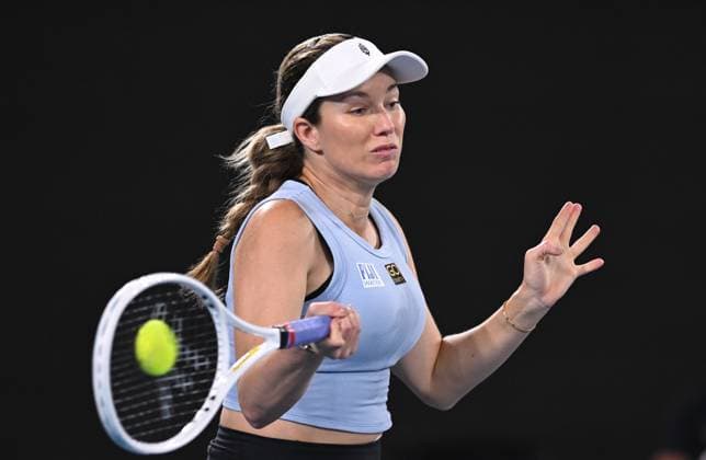 TENNIS AUSTRALIAN OPEN, Danielle Collins of USA returns during her round 1 match against Daria Snigur of Ukraine during the 2025 Australian Open at Melbourne Park in Melbourne, Monday, January 13, 2025. ( NO ARCHIVING, EDITORIAL USE ONLY, NO USE IN BOOKS WITHOUT CONSENT MELBOURNE VICTORIA AUSTRALIA  Copyright: xLUKASxCOCHx 20250113123742116790