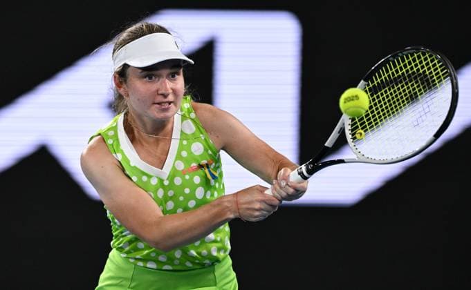 TENNIS AUSTRALIAN OPEN, Daria Snigur of Ukraine in action during her round 1match against Danielle Collins of USA during the 2025 Australian Open at Melbourne Park in Melbourne, Monday, January 13, 2025. ( NO ARCHIVING, EDITORIAL USE ONLY, NO USE IN BOOKS WITHOUT CONSENT MELBOURNE VICTORIA AUSTRALIA  Copyright: xLUKASxCOCHx 20250113120439462253