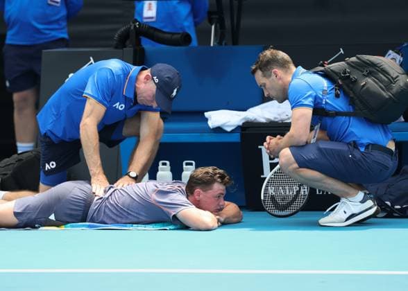 Dominic Stricker (SUI) wird behandelt, Behandlung, Physiotherapeut, Doktor, Rueckenverletzung, Australian Open 2024, Melbourne Park, Melbourne, Victoria, Australia. Copyright: xJuergenxHasenkopfx