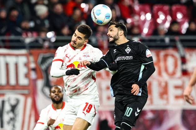 Andre Silva (RB Leipzig,19) gegen Leonardo Bittencourt (Werder Bremen,10) - 1. Fussball Bundesliga Saison 2024-2025 Punktspiel RB Leipzig vs. Werder Bremen in der Red Bull Arena in Leipzig - Aktion,Fussball,Deutschland,Mann,Männer,12.01.2025