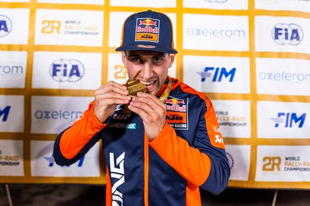 Bilder des Jahres 2025, Sport 01 Januar Sport Themen der Woche KW03 Sport Bilder des Tages DAKAR 2025 - STAGE 8 BENAVIDES Luciano (arg), KTM, Red Bull KTM Factory Racing, RallyGP, portrait during the Stage 8 of the Dakar 2025 on January 13, 2025 between Al Duwadimi and Riyadh, Saudi Arabia - RiyadhSaudi Arabia  Copyright: xJULIENxDELFOSSEx