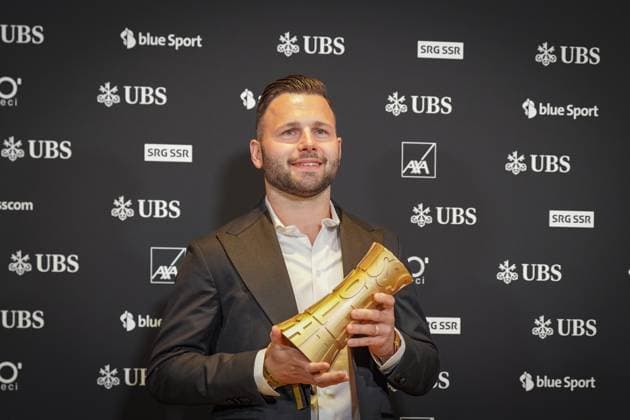 13.01.2025; Bern, Schweiz - 4. Swiss Football Night 2025: Renato Steffen (FC Lugano) gewinnt die Trophäe zum Super League Player 2024 Die Preisverleihung im Casino Bern, organisiert vom SFV und der SFL, ehrt die besten Schweizer Fußballer in sieben Kategorien. Fachjurys nominierten, Fans stimmten bis 3. Dezember ab. Bern Schweiz Copyright: xJOERANxSTEINSIEKx