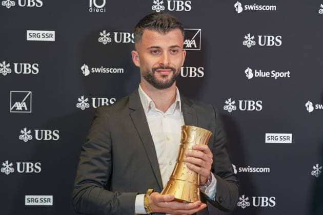 13.01.2025; Bern, Schweiz - 4. Swiss Football Night 2025: Valon Vazliu vom FC Aarau wird als Challenge League Player 2024 ausgezeichnet. Die Preisverleihung im Casino Bern, organisiert vom SFV und der SFL, ehrt die besten Schweizer Fußballer in sieben Kategorien. Fachjurys nominierten, Fans stimmten bis 3. Dezember ab. Bern Schweiz Copyright: xJOERANxSTEINSIEKx