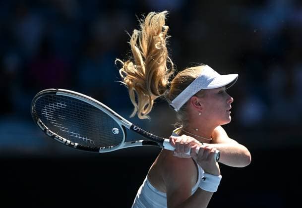 Sport Bilder des Tages TENNIS AUSTRALIAN OPEN, Emerson Jones of Australia in action during her round 1 match against Elena Rybakina of Kazakhstan during the 2025 Australian Open at Melbourne Park in Melbourne, Tuesday, January 14, 2025. ( NO ARCHIVING, EDITORIAL USE ONLY, NO USE IN BOOKS WITHOUT CONSENT MELBOURNE VICTORIA AUSTRALIA  Copyright: xLUKASxCOCHx 20250114161744077080