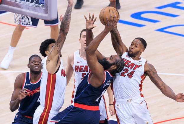 Sport Themen der Woche KW03 Sport Bilder des Tages January 13, 2025, Inglewood, California, USA: James Harden 1 of the Los Angeles Clippers puts up a shot past Haywood Highsmith 24 of the Miami Heat during their regular season NBA, Basketball Herren, USA game on Monday January 13, 2025 at Intuit Dome Arena in Inglewood, California. JAVIER ROJAS PI Inglewood USA - ZUMAp124 20250113_zaa_p124_005 Copyright: xJavierxRojasx