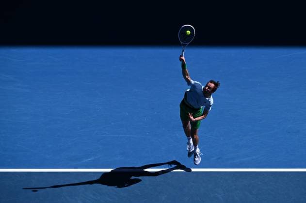 TENNIS AUSTRALIAN OPEN, Daniil Medvedev of Russia serves during his round 1 match against Kasidit Samrej of Thailand during the 2025 Australian Open at Melbourne Park in Melbourne, Tuesday, January 14, 2025. ( NO ARCHIVING, EDITORIAL USE ONLY, NO USE IN BOOKS WITHOUT CONSENT MELBOURNE VICTORIA AUSTRALIA  Copyright: xJOELxCARRETTx 20250114114736669343
