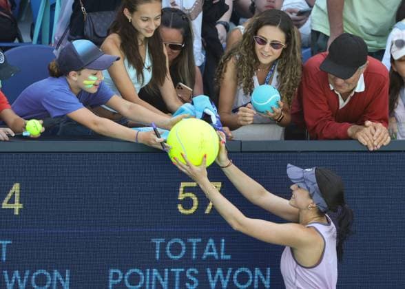 Eva Lys schreibt Autogramme fuer Zuschauer, Fans nach ihrem Sieg, Australian Open 2024, Melbourne Park, Melbourne, Victoria, Australia. Copyright: xJuergenxHasenkopfx