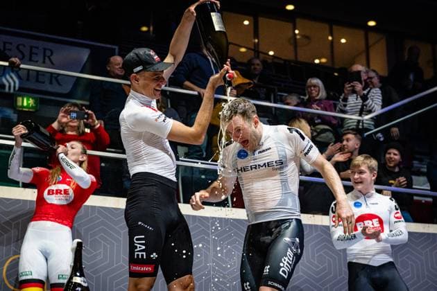 POLITT Nils, HAVIK Yoeri: Sixdays Bremen 2025 Team 2 - VELO TRACK - SEREMAK Nikola ( POL ) - BABEK Tomas ( CZE ) - Team 3 - JÄHRIG Fabienne ( GER ) - Black - SIGMUND Marla ( GER ) - Red - Team 9 - SWB - REINHARDT Theo ( GER ) - Black - KLUGE Roger ( GER ) - Red - Second Place - Team 1 - FLUGHAFEN BREMEN - PRÖPSTER Alessa Catriona ( GER ) - FÖRSTEMANN Robert ( GER ) - Team 1 - KÄMPFERT Isabell ( GER ) - Black - BRAUßE Franziska ( GER ) - Red - Team 1 - HERMES SYSTEME - HAVIK Yoeri ( NED ) - Black - POLITT Nils ( GER ) - Red - Winner - First Place - Team 6 - TVEIT Nora ( NOR ) - Black - NELSON Lucy ( GBR ) - Red - Team 3 - FLUGHAFEN BREMEN - TROMMLER Athina ( GER ) - VOGT Jakob ( GER ) - Team 6 - STARK-GEBÄUDEREINIGUNG - CONSONNI Simone ( ITA ) - Black - VIVIANI Elia ( ITA ) - Red - Third Place - Award Ceremony - Medal Ceremony - Podium - General Classement - Querformat - quer - horizontal - Landscape - Event Veranstaltung: Sixdays Bremen 2025 - Category Kategorie: Cycling - Track cycling, Rad, Radsport, Bahnrad, Bahn Sixdays - Elite Men ane Women - Location Ort: Europe Germany - Bremen - ÖVB Arena - Discipline: ... - Distance: ... m - Date Datum: 13.01.2025 Monday Day 4 -