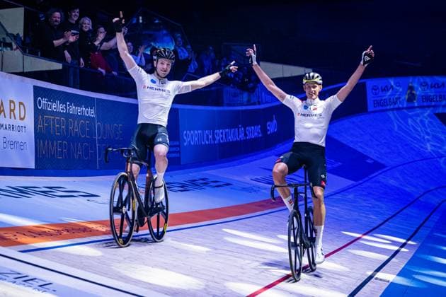 HAVIK Yoeri, POLITT Nils: Sixdays Bremen 2025 Team 1 - HERMES SYSTEME - HAVIK Yoeri ( NED ) - Black - POLITT Nils ( GER ) - Red Querformat - quer - horizontal - Landscape - Event Veranstaltung: Sixdays Bremen 2025 - Category Kategorie: Cycling - Track cycling, Rad, Radsport, Bahnrad, Bahn Sixdays - Elite Men - Location Ort: Europe Germany - Bremen - ÖVB Arena - Discipline: Madison - Distance: ... m - Date Datum: 13.01.2025 Monday Day 4 -