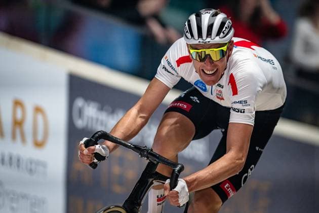 POLITT Nils: Sixdays Bremen 2025 Team 1 - HERMES SYSTEME - POLITT Nils ( GER ) - Red Querformat - quer - horizontal - Landscape - Event Veranstaltung: Sixdays Bremen 2025 - Category Kategorie: Cycling - Track cycling, Rad, Radsport, Bahnrad, Bahn Sixdays - Elite Men - Location Ort: Europe Germany - Bremen - ÖVB Arena - Discipline: Madison - Distance: ... m - Date Datum: 13.01.2025 Monday Day 4 -