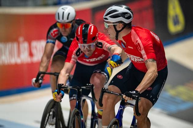 CONSONNI Simone, VIVIANI Elia: Sixdays Bremen 2025 Team 6 - STARK-GEBÄUDEREINIGUNG - CONSONNI Simone ( ITA ) - Black - VIVIANI Elia ( ITA ) - Red Querformat - quer - horizontal - Landscape - Event Veranstaltung: Sixdays Bremen 2025 - Category Kategorie: Cycling - Track cycling, Rad, Radsport, Bahnrad, Bahn Sixdays - Elite Men - Location Ort: Europe Germany - Bremen - ÖVB Arena - Discipline: Madison - Distance: ... m - Date Datum: 13.01.2025 Monday Day 4 -