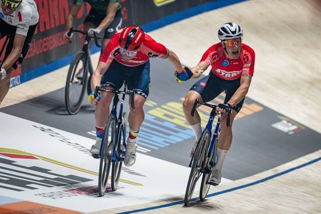 CONSONNI Simone, VIVIANI Elia: Sixdays Bremen 2025 Team 6 - STARK-GEBÄUDEREINIGUNG - CONSONNI Simone ( ITA ) - Black - VIVIANI Elia ( ITA ) - Red Querformat - quer - horizontal - Landscape - Event Veranstaltung: Sixdays Bremen 2025 - Category Kategorie: Cycling - Track cycling, Rad, Radsport, Bahnrad, Bahn Sixdays - Elite Men - Location Ort: Europe Germany - Bremen - ÖVB Arena - Discipline: Madison - Distance: ... m - Date Datum: 13.01.2025 Monday Day 4 -