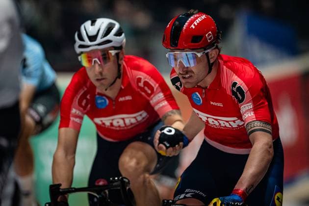CONSONNI Simone, VIVIANI Elia: Sixdays Bremen 2025 Team 6 - STARK-GEBÄUDEREINIGUNG - CONSONNI Simone ( ITA ) - Black - VIVIANI Elia ( ITA ) - Red Querformat - quer - horizontal - Landscape - Event Veranstaltung: Sixdays Bremen 2025 - Category Kategorie: Cycling - Track cycling, Rad, Radsport, Bahnrad, Bahn Sixdays - Elite Men - Location Ort: Europe Germany - Bremen - ÖVB Arena - Discipline: Madison - Distance: ... m - Date Datum: 13.01.2025 Monday Day 4 -