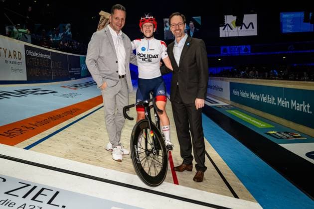 BRAUßE Franziska: Sixdays Bremen 2025 Team 1 - BRAUßE Franziska ( GER ) - Red Award Ceremony - Medal Ceremony - Podium - Querformat - quer - horizontal - Landscape - Event Veranstaltung: Sixdays Bremen 2025 - Category Kategorie: Cycling - Track cycling, Rad, Radsport, Bahnrad, Bahn Sixdays - Elite Women - Location Ort: Europe Germany - Bremen - ÖVB Arena - Discipline: Points Race - Distance: ... m - Date Datum: 13.01.2025 Monday Day 4 -