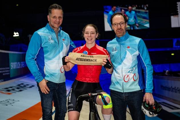 NELSON Lucy: Sixdays Bremen 2025 Team 6 - NELSON Lucy ( GBR ) - Red Award Ceremony - Medal Ceremony - Podium - Tag der Schulen - Querformat - quer - horizontal - Landscape - Event Veranstaltung: Sixdays Bremen 2025 - Category Kategorie: Cycling - Track cycling, Rad, Radsport, Bahnrad, Bahn Sixdays - Elite Women - Location Ort: Europe Germany - Bremen - ÖVB Arena - Discipline: ... - Distance: ... m - Date Datum: 13.01.2025 Monday Day 4 -