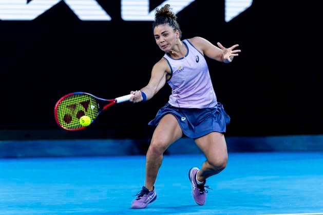 Sport Bilder des Tages MELBOURNE, VIC - JANUARY 14: Jasmine Paolini of Italy in action during Round 1 of the 2025 Australian Open on January 14 2025, at Melbourne Park in Melbourne, Australia. (Photo by Jason Heidrich Icon Sportswire) TENNIS: JAN 14 Australian Open EDITORIAL USE ONLY Icon250114163