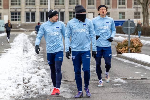 14.01.2025, Berlins Jonjoe Kenny (l) und Berlins Fabian Reese (r) kommen zum Training von Fußball-Bundesligist Hertha BSC Berlin. Training Hertha BSC