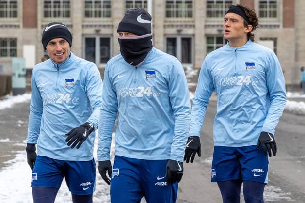 14.01.2025, Berlins Jonjoe Kenny (l) und Berlins Fabian Reese (r) kommen zum Training von Fußball-Bundesligist Hertha BSC Berlin. Training Hertha BSC