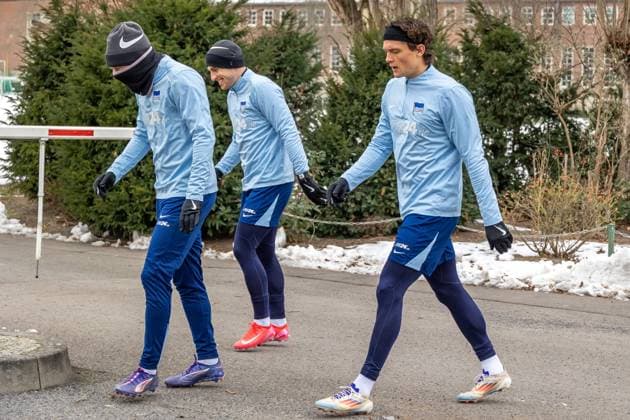 14.01.2025, Berlins Jonjoe Kenny (l) und Berlins Fabian Reese (r) kommen zum Training von Fußball-Bundesligist Hertha BSC Berlin. Training Hertha BSC