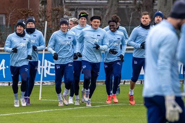 14.01.2025, Berlins Fabian Reese (5.v.r) läuft sich mit seinen Mannschaft Kollegen beim Training von Fußball-Bundesligist Hertha BSC Berlin warm. Training Hertha BSC